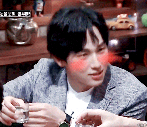 분명 술을 먹고 있는데 청량미 뿜뿜 터지는 남자연예인.gif | 인스티즈